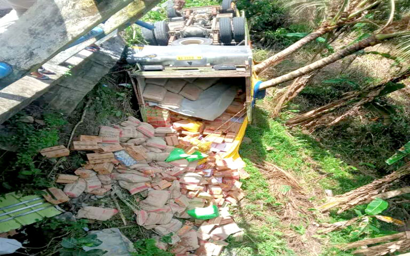Truk Muatan Semen di Halmahera Selatan Terjun Bebas