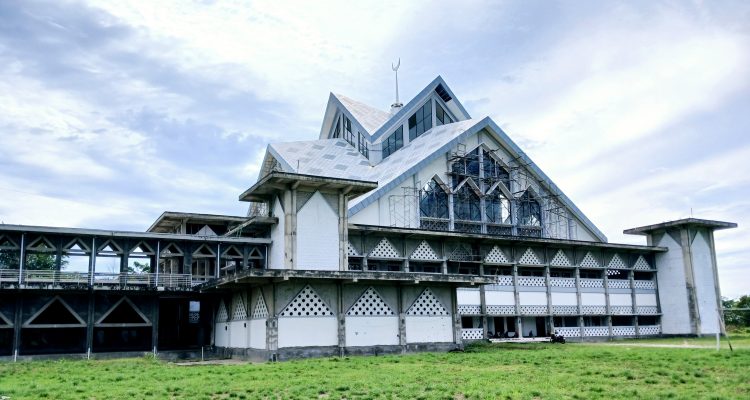 https://malutterkini.id/izinkan-opd-berkantor-di-masjid-agung-alkhairaat-bupati-bassam-disebut-tidak-cerdas-kelola-birokrasi/